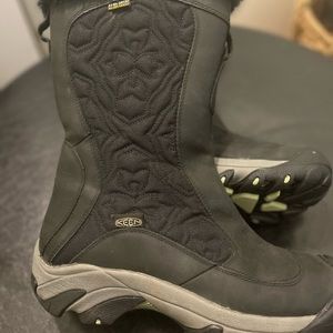 Woman’s 8.5 Black  Keen waterproof boots